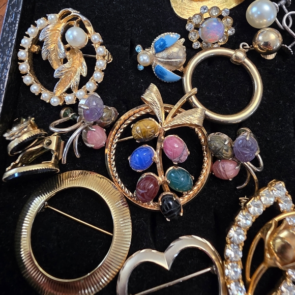 *Final Price* Huge Tray Assortment Lot Vintage Brooches & Earrings Bundle Estate - Picture 13 of 15